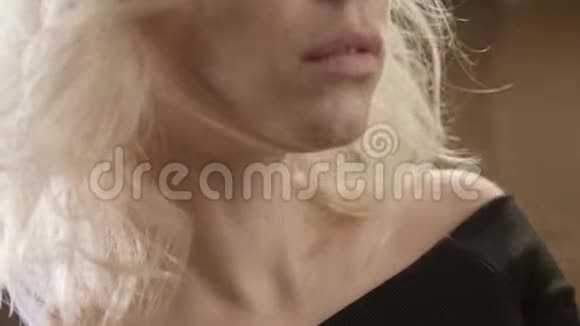 镜头展示金发女孩脸侧重于下巴颈部和性感的嘴唇视频的预览图