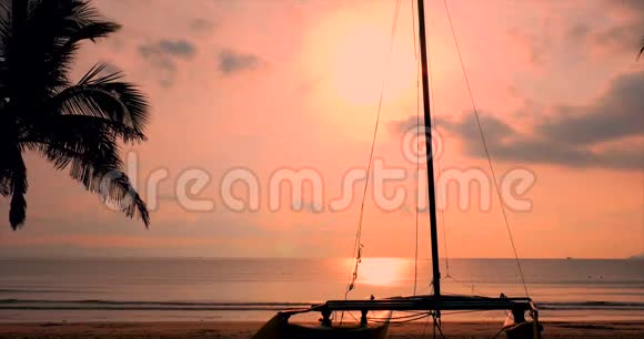 美丽的日落在热带在沙滩和海洋上的爱尔船的后坠概念性质假期放松视频的预览图