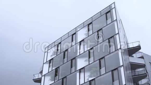 带有镜面立面的现代住宅的底部视图行动小屋玻璃立面现代设计解决方案视频的预览图