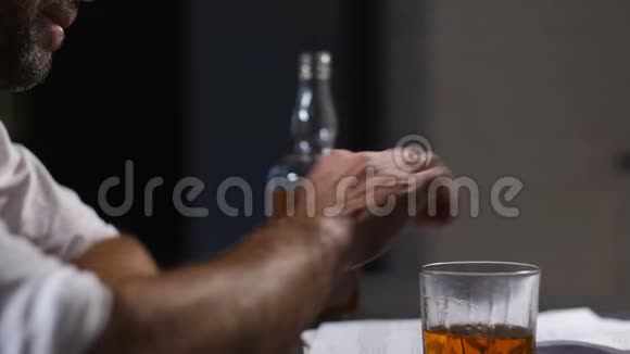 双手倚着威士忌的男人视频的预览图