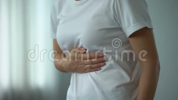 女性胃疼患有消化性溃疡饮食不健康视频的预览图