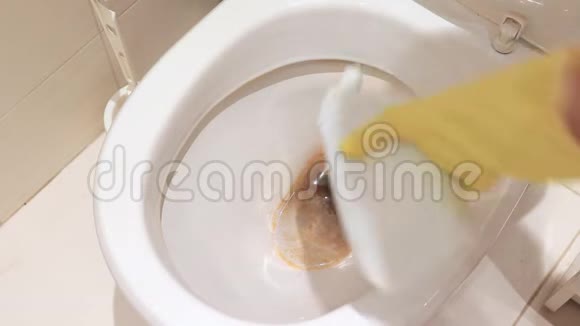 女人用黄色橡胶手套用化学药剂清洗脏马桶卫生清洁剂视频的预览图