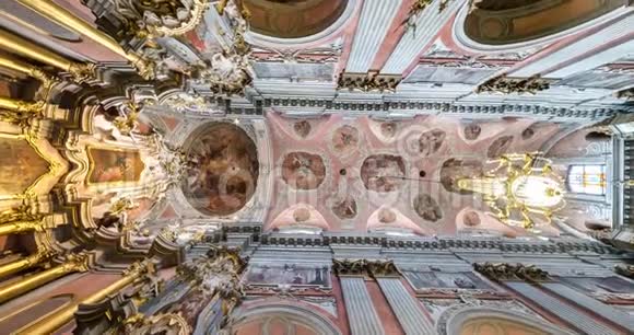 维尔纽斯立陶宛2019年8月旋转和扭转内部视野抬头看巴洛克教堂穹顶视频的预览图