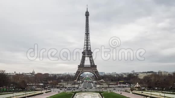 秋景埃菲尔铁塔巴黎旅游象征法国首都历史名城视频的预览图