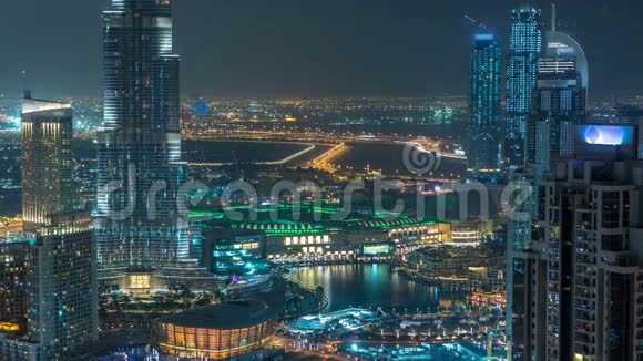 从顶部俯瞰迪拜市中心湖区夜间时间推移和老城岛的摩天大楼空中城市视频的预览图
