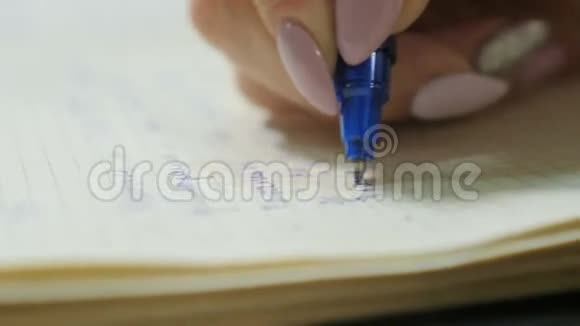 近景女性优雅的美甲书写注册视频的预览图