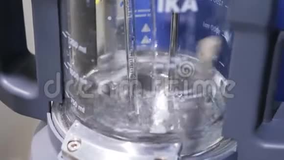 近距离观察高玻璃烧杯中混合的透明液体视频的预览图