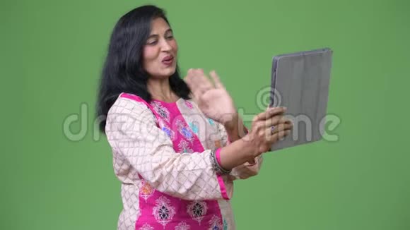 成熟快乐美丽的印度女人视频呼叫数字平板电脑视频的预览图