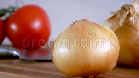 多莉菜板上的洋葱番茄刀和其他蔬菜视频的预览图