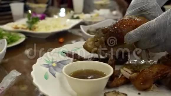 在台湾的餐厅做传统鸡肉料理视频的预览图