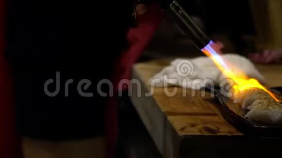 日本餐馆的人用喷灯做寿司焦糖视频的预览图