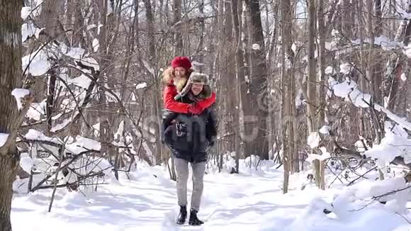 一个男人在冬天背着他的女人视频的预览图