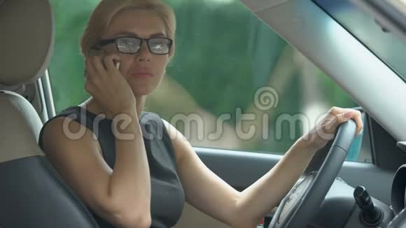 愤怒的商界女性与丈夫在汽车智能手机上争吵压力很大视频的预览图