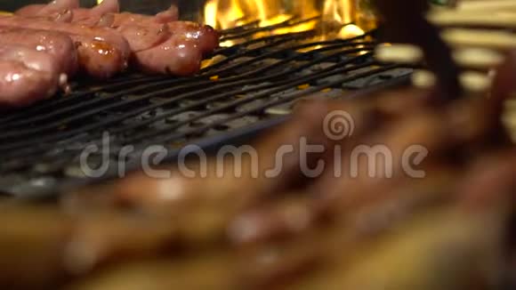慢动作小贩烹制腊肉葱包钢烧烤架夜市视频的预览图