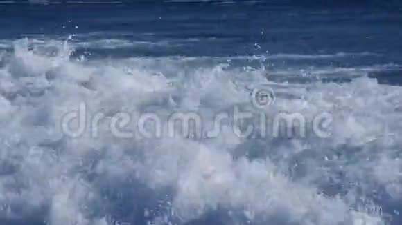 关闭多风的海浪视频的预览图