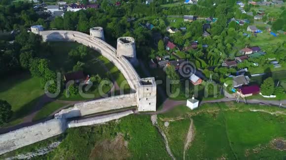 堡垒的塔楼伊兹波斯克六月天的空中视频俄罗斯普斯科夫地区视频的预览图