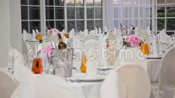 节日内部带有餐桌装饰宴会庆典的婚礼大厅视频的预览图