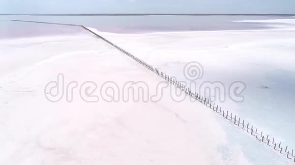 和平游憩区白色盐湖天际线视频的预览图