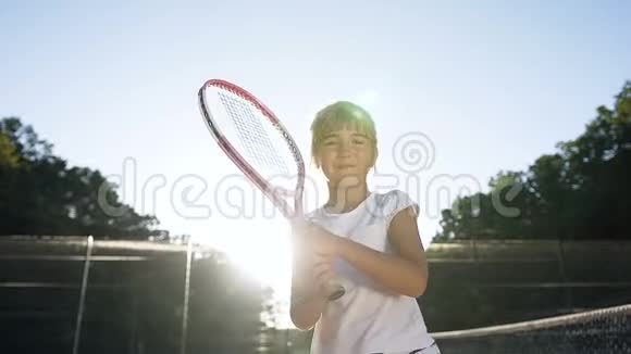 穿着网球制服的小运动女孩集中注意力视频的预览图