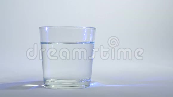 在玻璃中混合液体或溶解6视频的预览图
