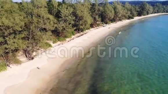 长长的荒滩白沙清澈的海水高空俯视图柬埔寨KohRongSamloem岛海岸视频的预览图