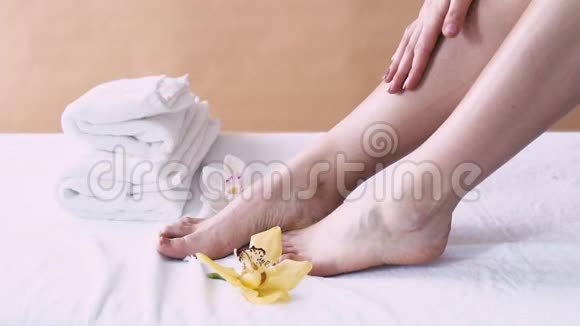 女性双腿用按摩疗法水疗中心铺白色毛巾视频的预览图