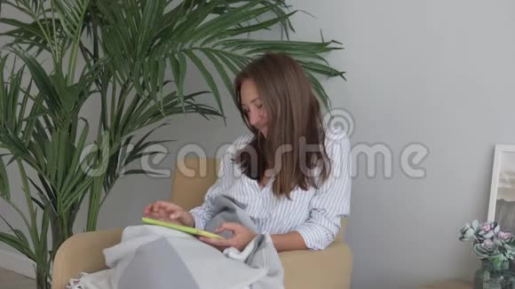 早上使用数码平板电脑的快乐女人视频的预览图