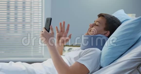 在医院使用手机的青少年患者视频的预览图