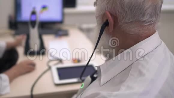 有着灰白胡须的成年男子通过听力测试视频的预览图