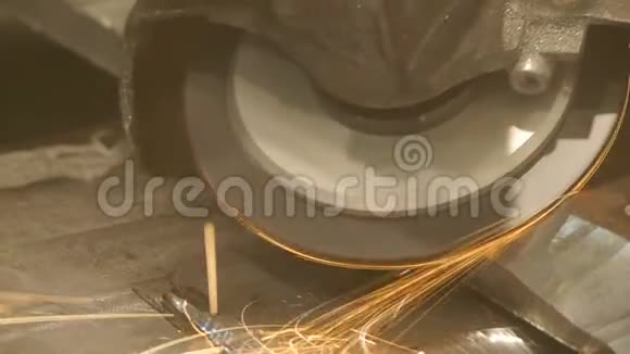 金属切割锯金属切割锯切割一根钢火花四溅视频的预览图