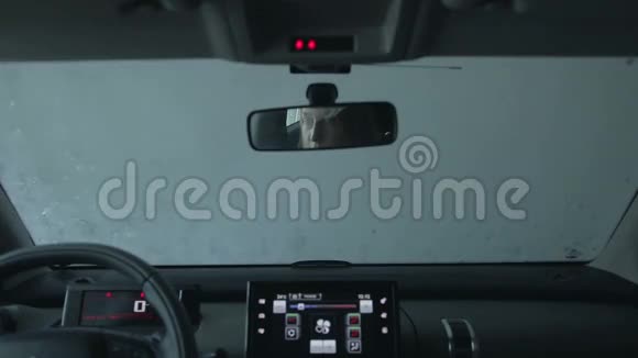 汽车通过自动洗车视频的预览图