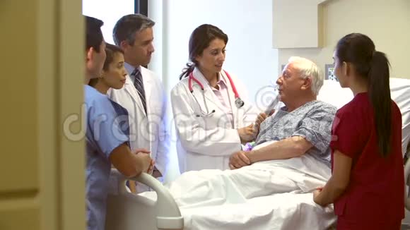医护小组与医院高龄男性病人谈话视频的预览图