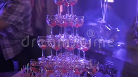 夜总会派对上的酒杯金字塔餐厅视频的预览图