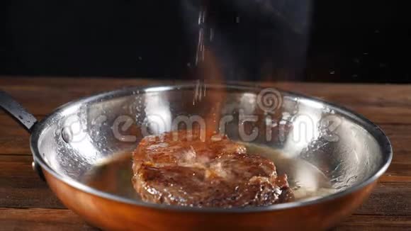 专业厨师做牛排炒锅烧肉炒锅烧肉烤火烧烤视频的预览图