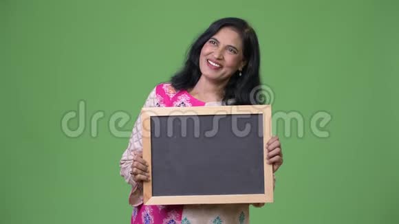成熟快乐美丽的印度女人一边看黑板一边思考视频的预览图