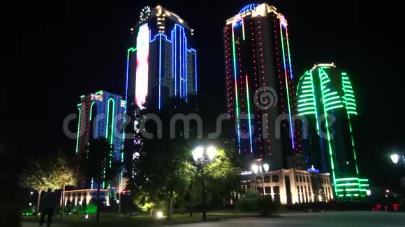 摩天大楼在霓虹灯下格罗兹尼车臣的夜晚视频的预览图