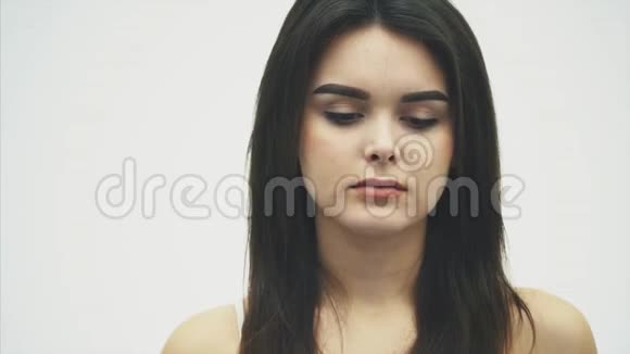 那个受惊的疯女孩承受了很大的压力手指在嘴里摩擦孤立在白色背景上视频的预览图