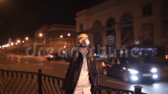 有魅力的年轻人晚上穿过城市喝咖啡视频的预览图