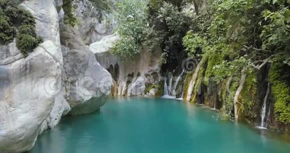 土耳其Goynuk峡谷的蓝色瀑布4k视频的预览图