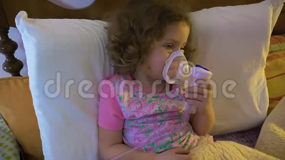 可爱的小女孩在床上吸入闭上眼睛视频的预览图