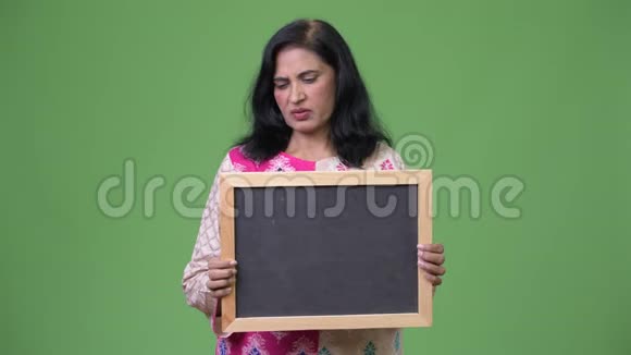 成熟的美丽的印度女人在黑板上打盹视频的预览图
