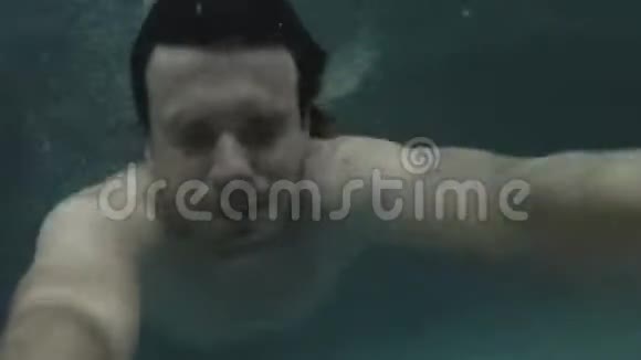 人在水下游泳视频的预览图