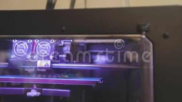 工作流3D打印机在3D打印机上创建部件的过程3D打印机工作特写视频的预览图