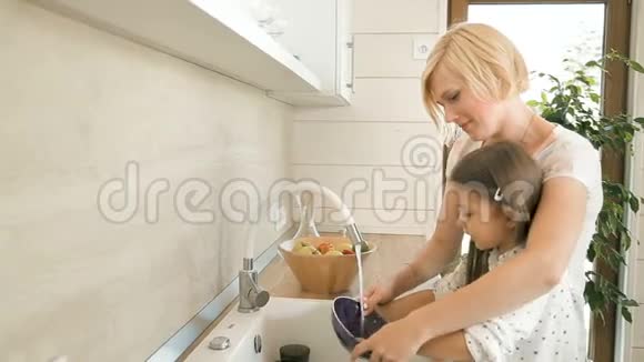 妈妈教女儿洗盘子视频的预览图