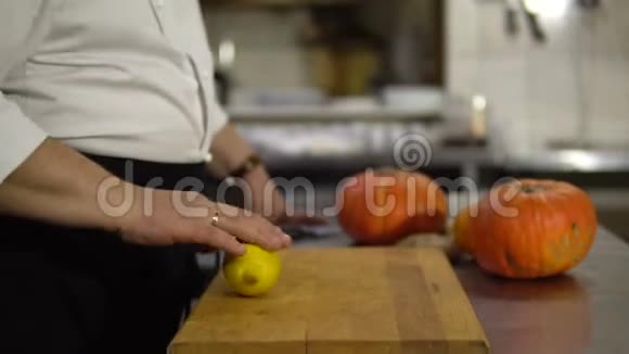 厨师为这道菜准备柠檬然后揉搓在木板上滚动视频的预览图