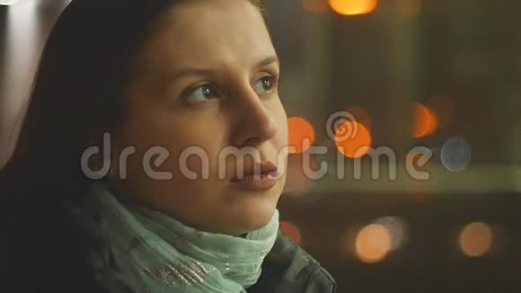一位年轻女子站在风中的特写肖像夜城街道上悲伤孤独的女人春天视频的预览图