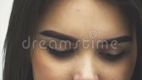 美丽的布鲁内特女人与完美的化妆美丽的专业化妆完美的眉毛皮肤护理视频的预览图
