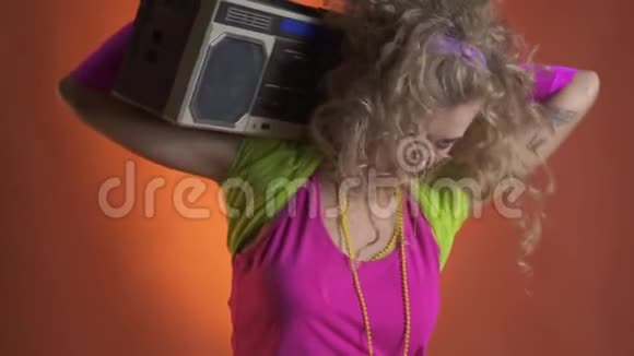穿着80年代服装肩上戴着吊盒跳舞的美女视频的预览图