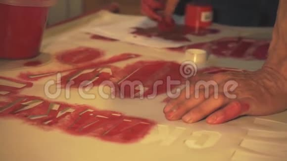 这位艺术家双手涂上了红漆视频的预览图