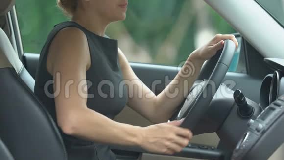 女商人感到腹痛坐在车里消化不良视频的预览图